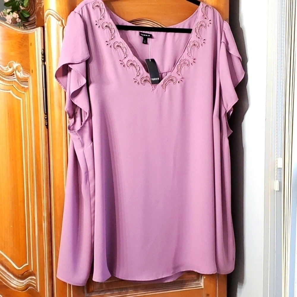 Women's 5X NWT lavender blouse, enbroidery around neck. Layed sleeves.